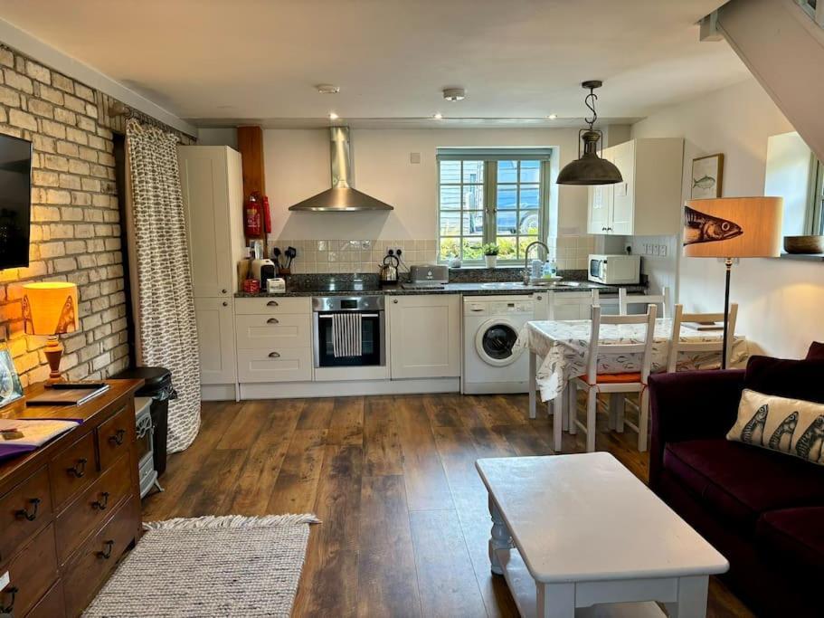 Little Bream - Pretty Cosy Cottage, Sea Views, Walk To The Beach Mawnan Smith 외부 사진